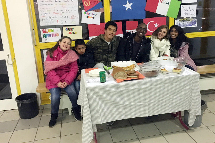 Essen aus ihrer Heimat boten unsere Flüchtlinge beim Elternabend an