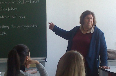 MdL Christine Kamm im Sozialkundeunterricht